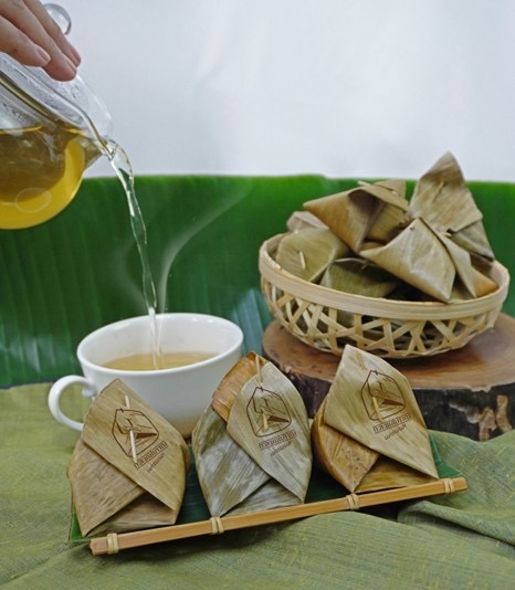 คณะนักวิจัย ม.นครพนม ร่วมขับเคลื่อนพัฒนาศักยภาพผู้ประกอบการตลอดสายโซ่ผลิตภัณฑ์กะละแมโบราณนครพนมด้วยกลไกขับเคลื่อนห่วงโซ่คุณค่าใหม่บนฐานทุนทรัพยากรพื้นถิ่น ปีที่ 2 (A research team from Nakhon Phanom University is collaborating to drive the development of entrepreneurial capacity throughout the entire supply chain of Nakhon Phanom's ancient caramel candy, utilizing the mechanism of a new value chain driven by local resource capital, in its second year.)