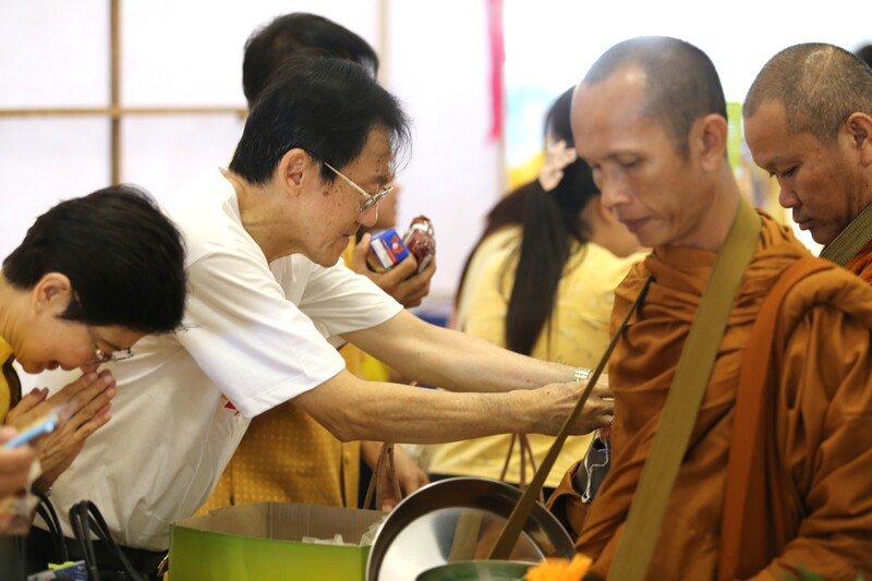 พิธีทำบุญตักบาตร วันคล้ายวันสถาปนามหาวิทยาลัยนครพนม ครบรอบ 19 ปี