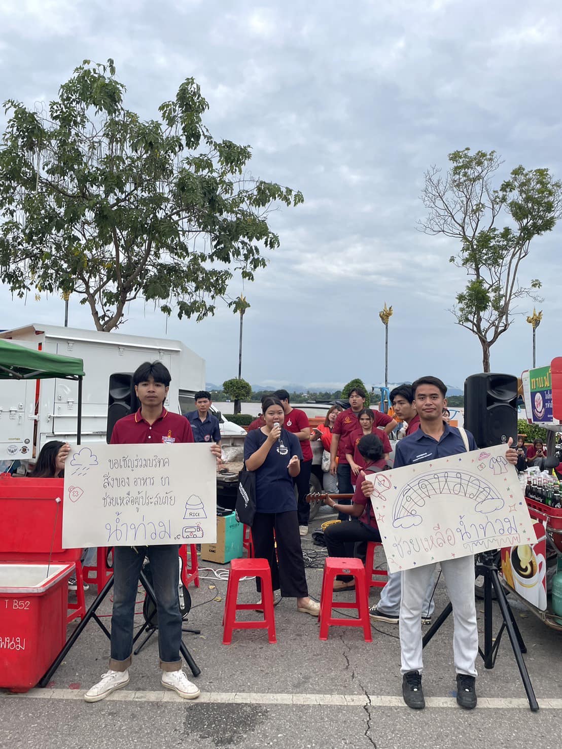 นักศึกษา จิตอาสา ม.นครพนม เล่นดนตรีเปิดหมวกรับบริจาคเงิน-สิ่งของ สมทบ “ก้อง ห้วยไร่” ช่วยเหลือภัยน้ำท่วม