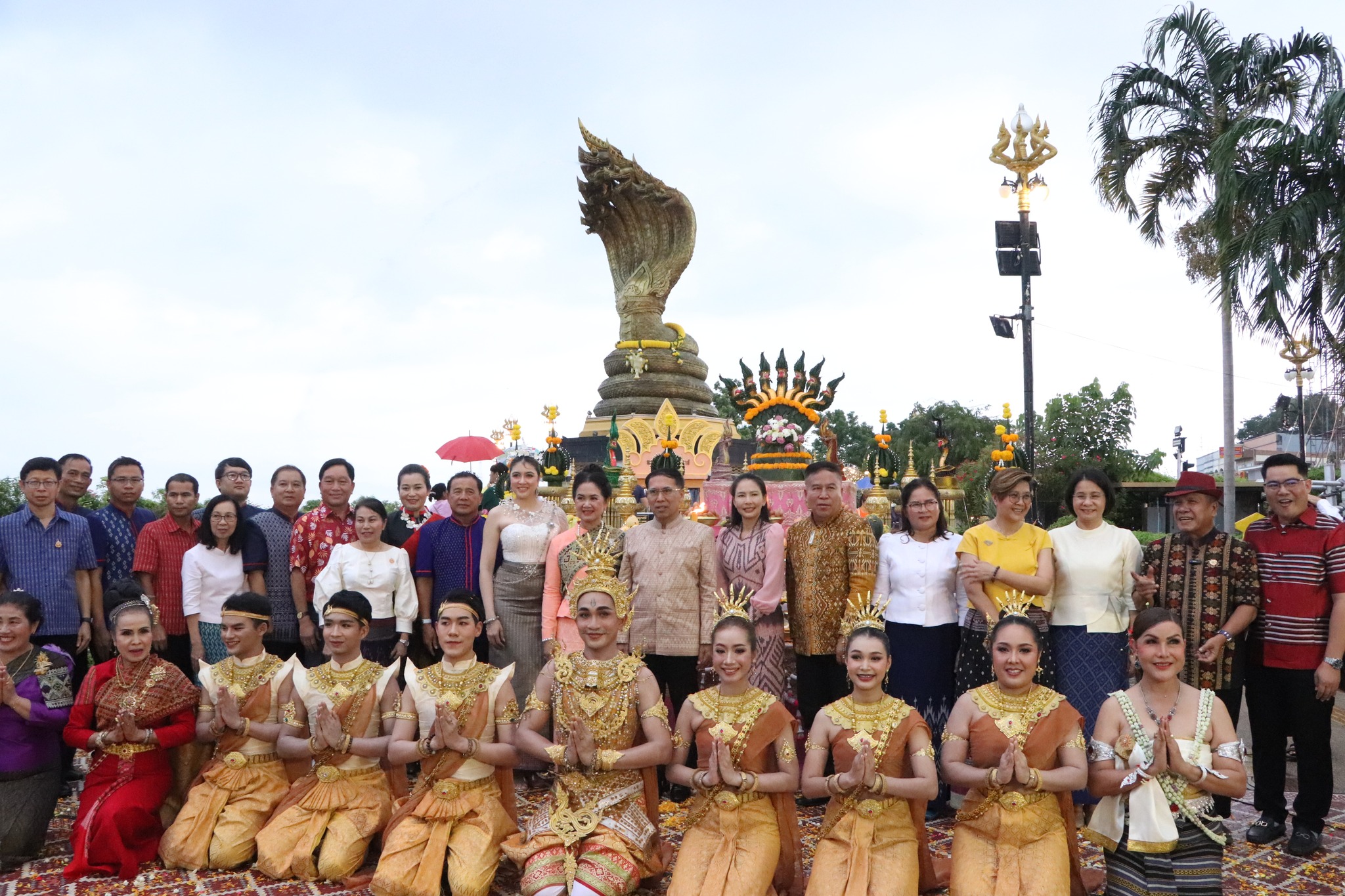 ม.นครพนม ร่วมพิธีเปิดโครงการกระตุ้นเศรษฐกิจด้านการส่งเสริมการท่องเที่ยวเมืองน่าเที่ยว