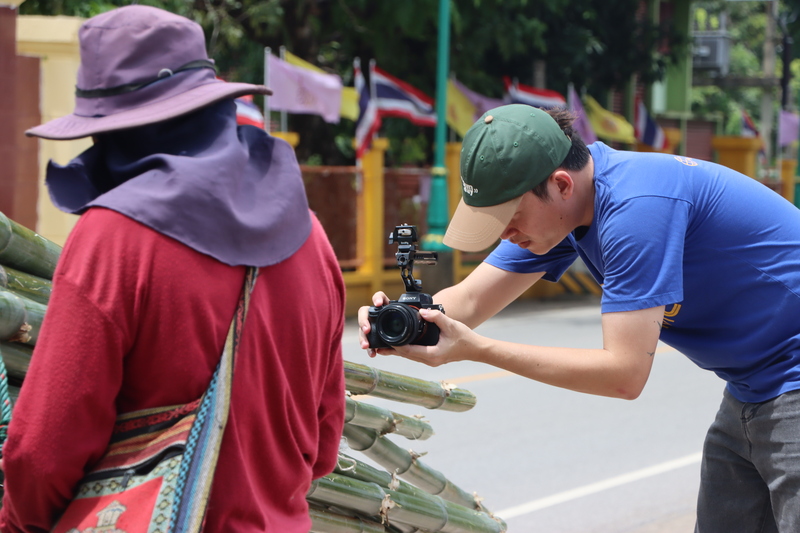 กลุ่มศิลปินเรือไฟโชว์ ม.นครพนม ทำพิธีขอขมา พร้อมขนไม้ไผ่เตรียมสร้างโครงเรือไฟ