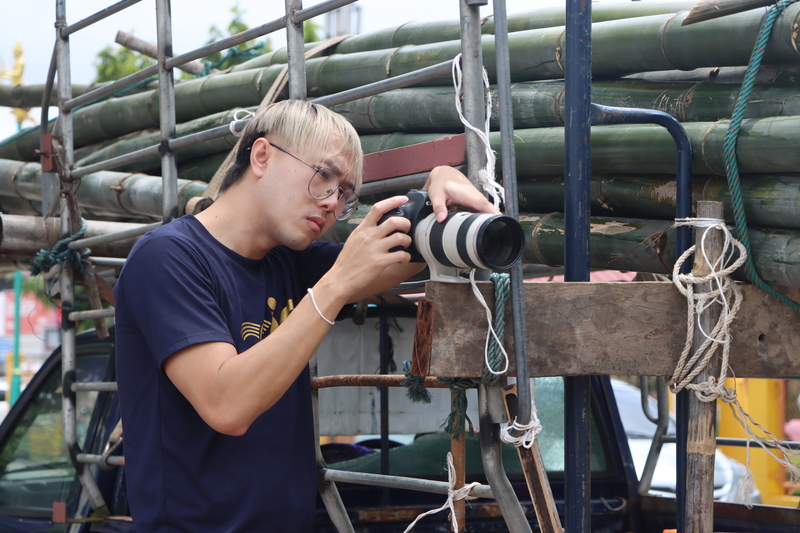 กลุ่มศิลปินเรือไฟโชว์ ม.นครพนม ทำพิธีขอขมา พร้อมขนไม้ไผ่เตรียมสร้างโครงเรือไฟ