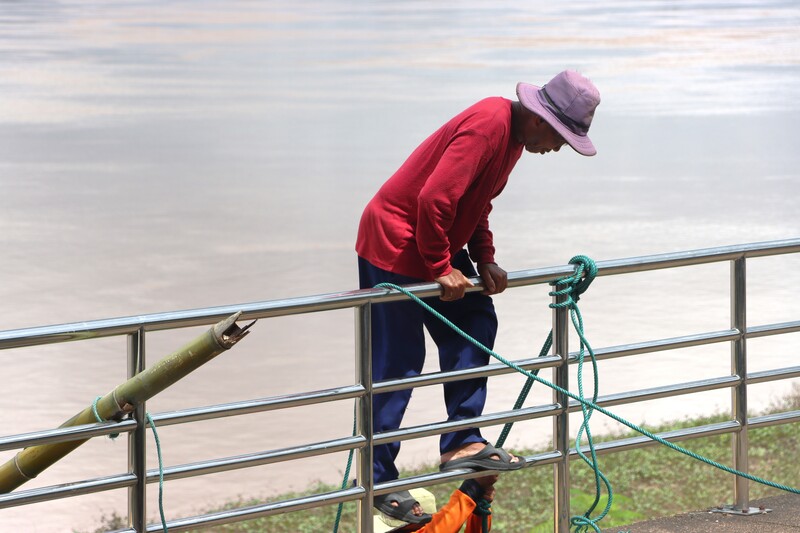 กลุ่มศิลปินเรือไฟโชว์ ม.นครพนม ทำพิธีขอขมา พร้อมขนไม้ไผ่เตรียมสร้างโครงเรือไฟ