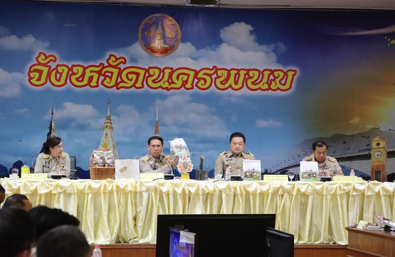 นักวิจัย ม.นครพนม รับประกาศเกียรติคุณนักวิจัยที่ดำเนินงานจนเกิดผลนำไปสู่นโยบายการพัฒนาของจังหวัดนครพนม ในโครงการส่งเสริมเศรษฐกิจชุมชน คนนครพนม “จากใบตองกล้วยธรรมดา สู่มูลค่าเพิ่มทางเศรษฐกิจ”