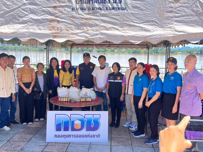 ม.นครพนม พร้อมรองผู้ว่าฯ นครพนม ลงพื้นที่ตรวจเยี่ยมให้กำลังใจคณะผู้จัดทำเรือไฟ