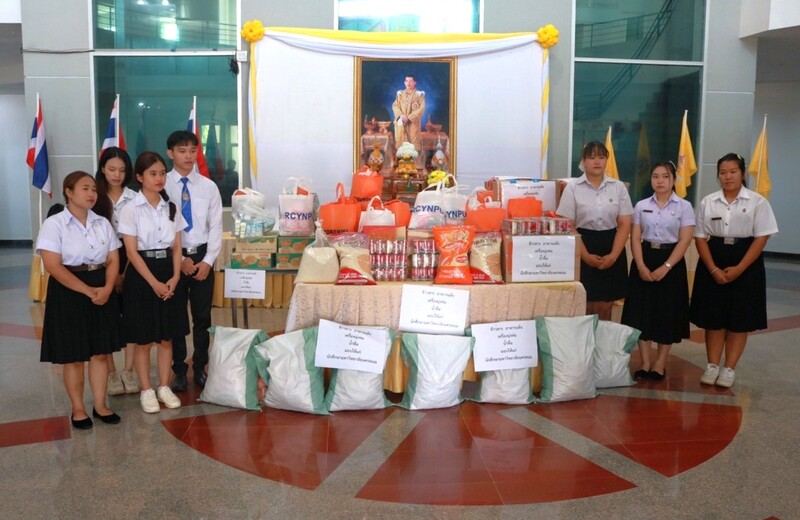 ม.นครพนม มอบเครื่องอุปโภคบริโภคและเครื่องนุ่งห่มแก่นักศึกษาที่ได้รับผลกระทบจากอุทกภัย