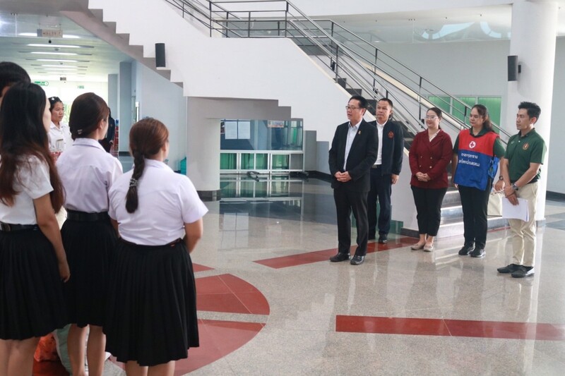 ม.นครพนม มอบเครื่องอุปโภคบริโภคและเครื่องนุ่งห่มแก่นักศึกษาที่ได้รับผลกระทบจากอุทกภัย