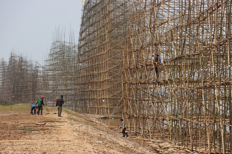 ม.นครพนม จัดพิธีบวงสรวงเสริมสิริมงคลก่อนไหลเรือไฟโชว์งานประเพณีไหลเรือไฟนครพนม ประจำปี 2567