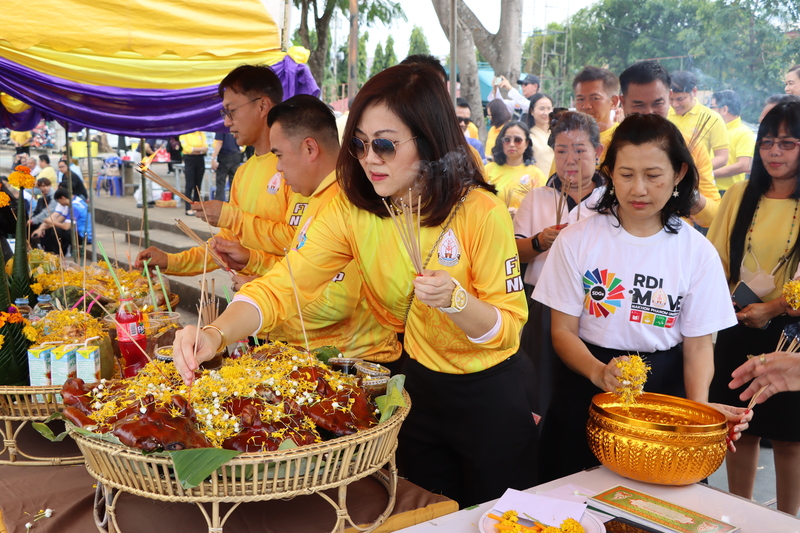 ม.นครพนม จัดพิธีบวงสรวงเสริมสิริมงคลก่อนไหลเรือไฟโชว์งานประเพณีไหลเรือไฟนครพนม ประจำปี 2567