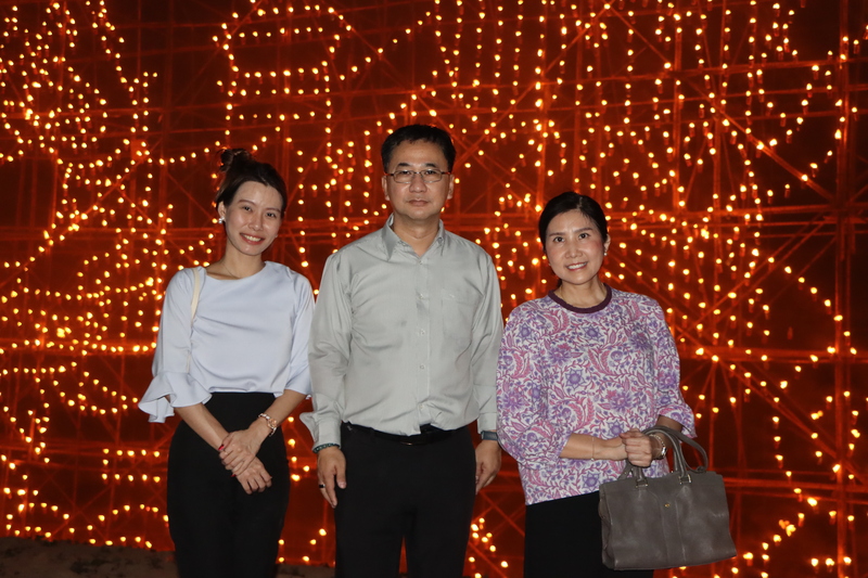 ม.นครพนม นำคณะสำนักงบประมาณ ร่วมชมกิจกรรมไหลเรือไฟ จ.นครพนม