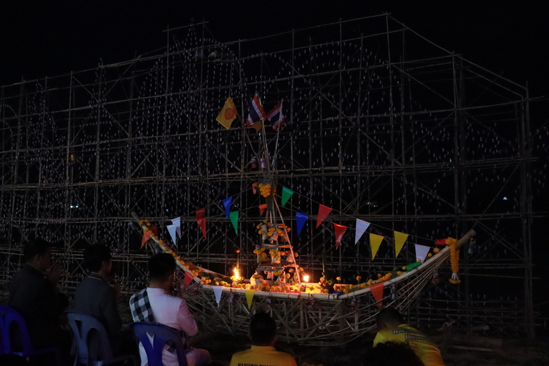 ม.นครพนม นำคณะสำนักงบประมาณ ร่วมชมกิจกรรมไหลเรือไฟ จ.นครพนม