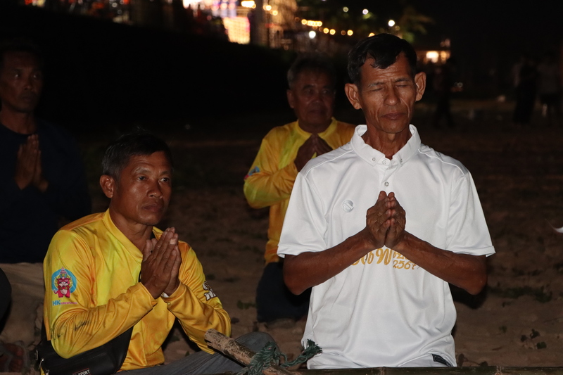 ม.นครพนม นำคณะสำนักงบประมาณ ร่วมชมกิจกรรมไหลเรือไฟ จ.นครพนม