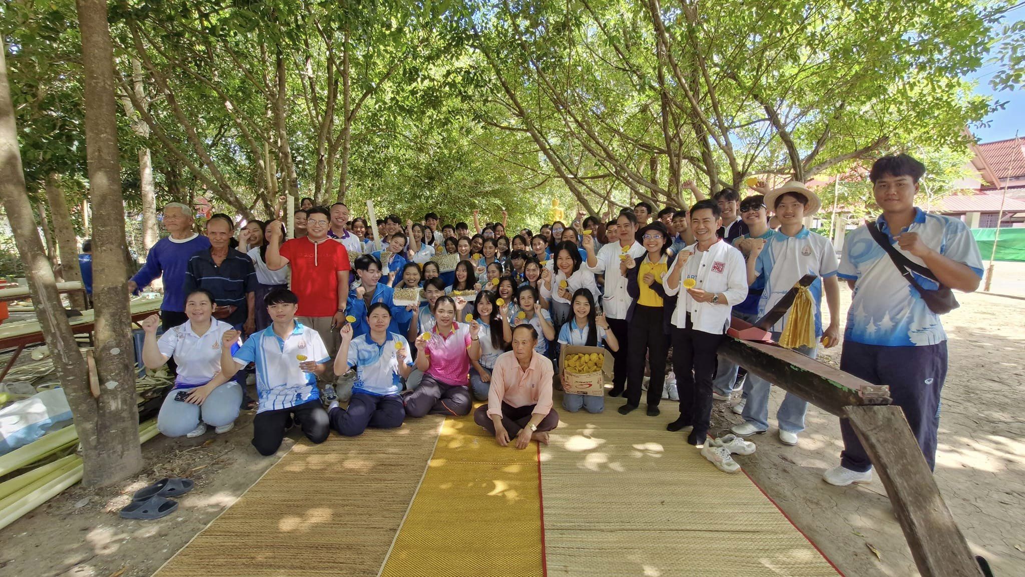 นักศึกษามหาวิทยาลัยนครพนมลงพื้นที่จัดทำเรือไฟโบราณร่วมกับชุมชน ณ วัดสว่างสุวรรณาราม จังหวัดนครพนม