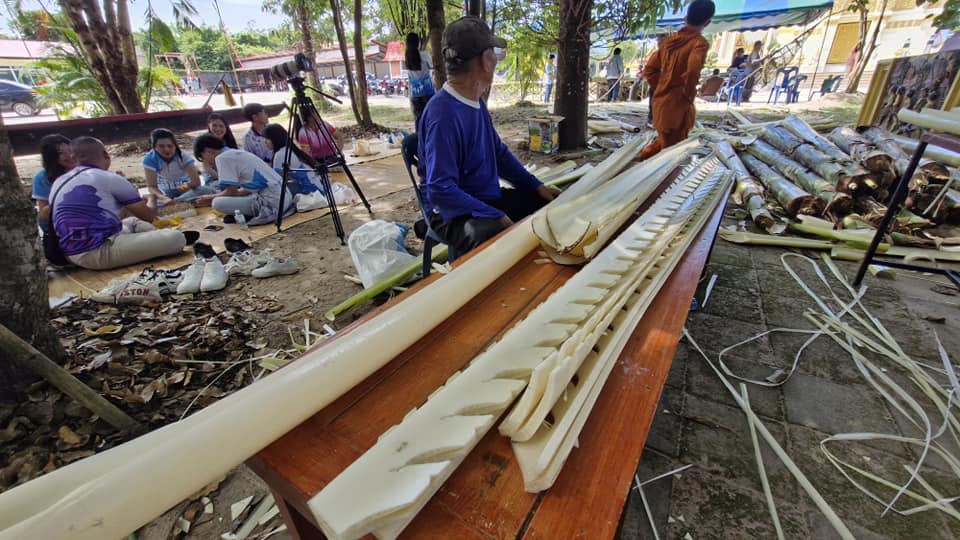 นักศึกษามหาวิทยาลัยนครพนมลงพื้นที่จัดทำเรือไฟโบราณร่วมกับชุมชน ณ วัดสว่างสุวรรณาราม จังหวัดนครพนม