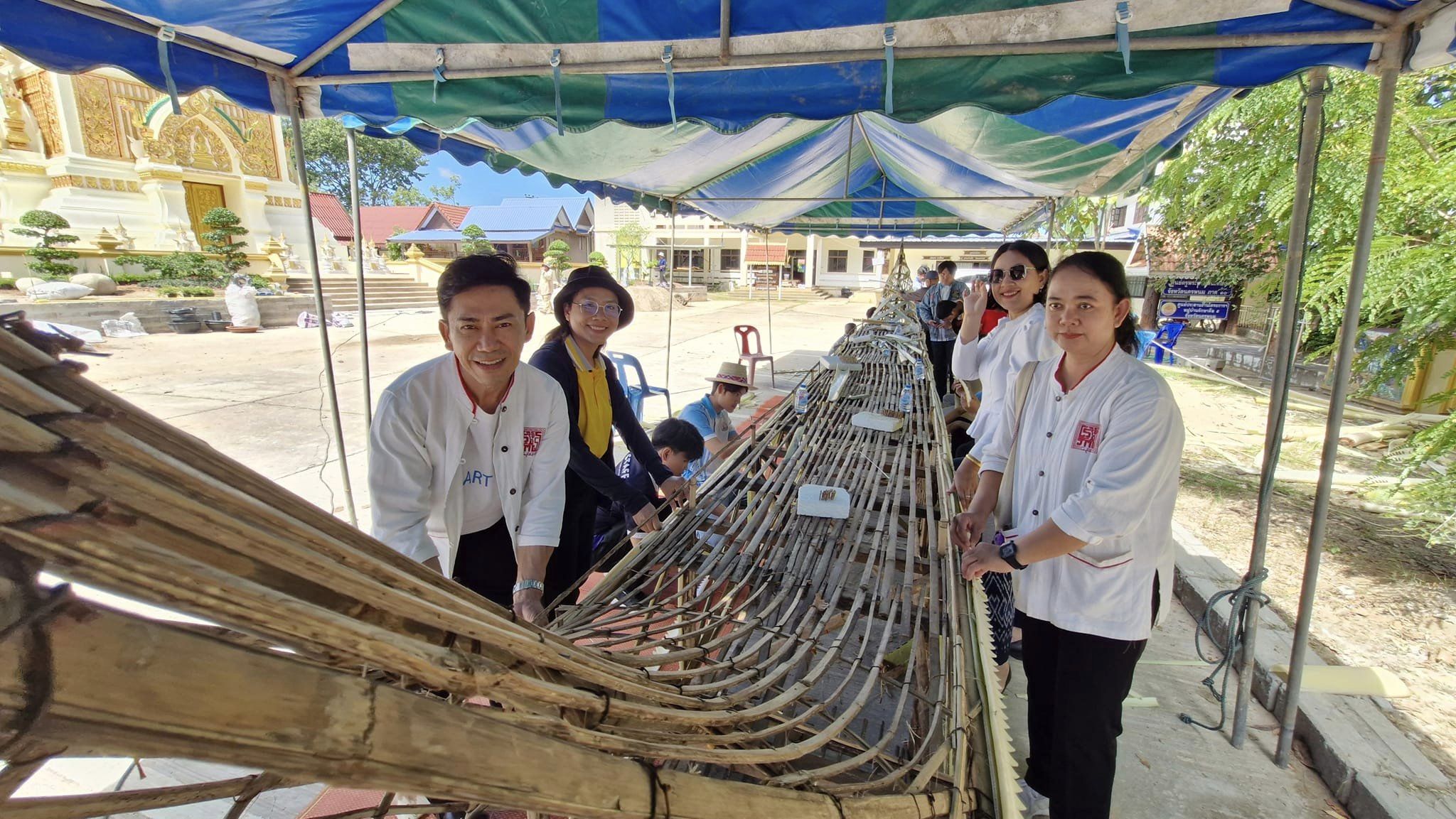นักศึกษามหาวิทยาลัยนครพนมลงพื้นที่จัดทำเรือไฟโบราณร่วมกับชุมชน ณ วัดสว่างสุวรรณาราม จังหวัดนครพนม