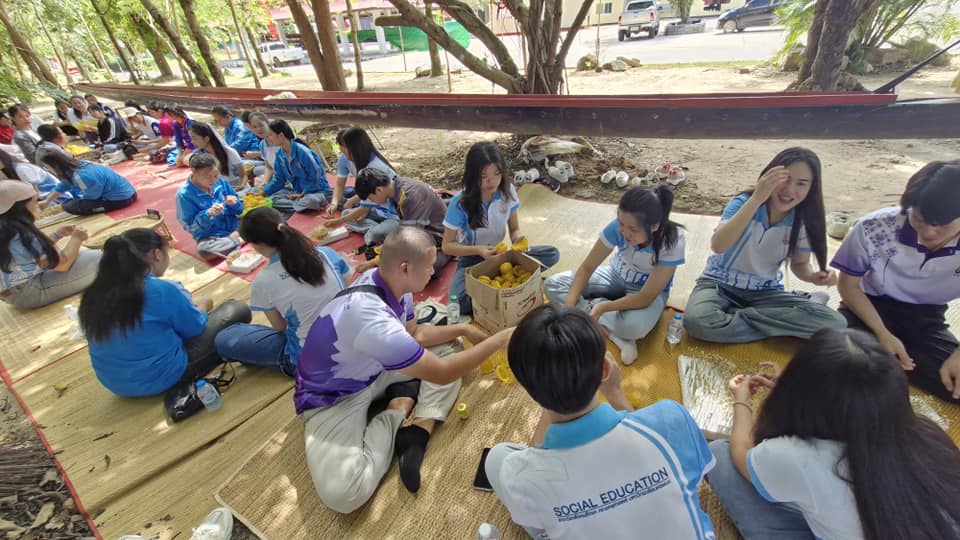 นักศึกษามหาวิทยาลัยนครพนมลงพื้นที่จัดทำเรือไฟโบราณร่วมกับชุมชน ณ วัดสว่างสุวรรณาราม จังหวัดนครพนม