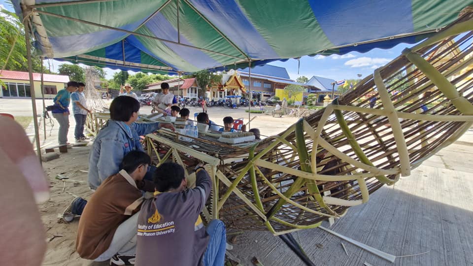 นักศึกษามหาวิทยาลัยนครพนมลงพื้นที่จัดทำเรือไฟโบราณร่วมกับชุมชน ณ วัดสว่างสุวรรณาราม จังหวัดนครพนม