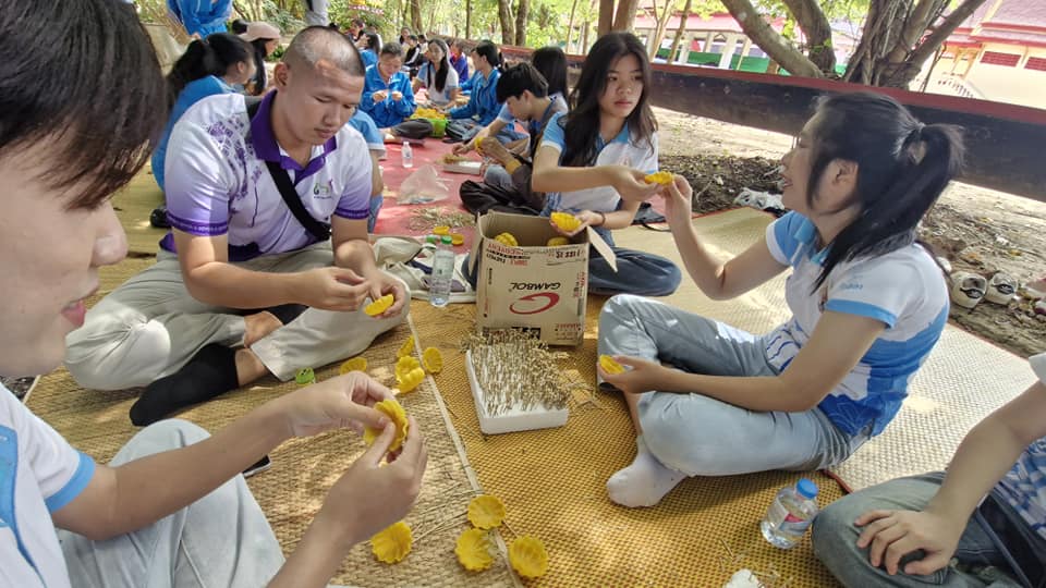 นักศึกษามหาวิทยาลัยนครพนมลงพื้นที่จัดทำเรือไฟโบราณร่วมกับชุมชน ณ วัดสว่างสุวรรณาราม จังหวัดนครพนม