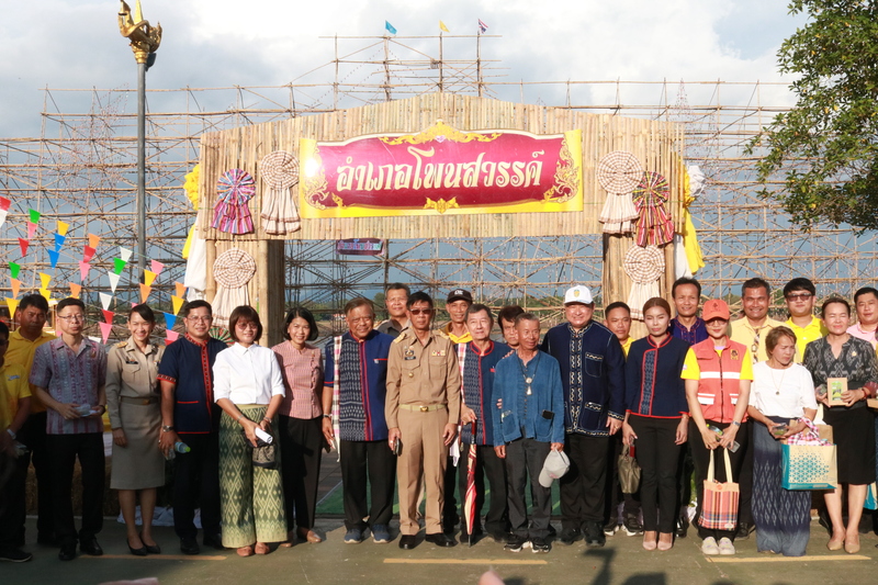 ม.นครพนม ร่วมลงพื้นที่ตรวจเยี่ยมให้กำลังใจคณะผู้จัดทำเรือไฟ