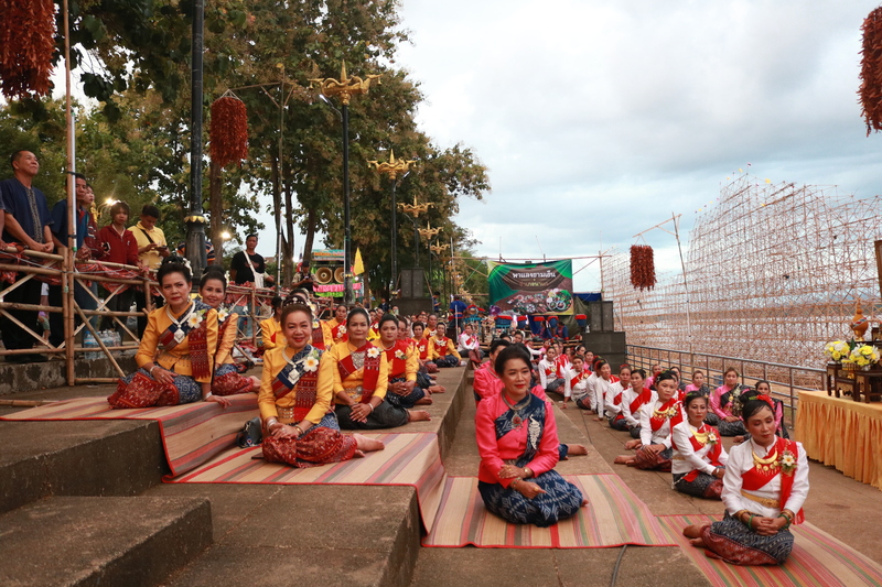 ม.นครพนม ร่วมลงพื้นที่ตรวจเยี่ยมให้กำลังใจคณะผู้จัดทำเรือไฟ