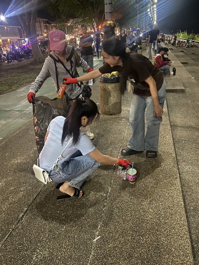 นักศึกษาจิตอาสา ม.นครพนม ร่วมจัดการขยะในเทศกาลไหลเรือไฟ