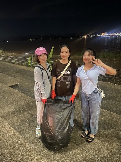 นักศึกษาจิตอาสา ม.นครพนม ร่วมจัดการขยะในเทศกาลไหลเรือไฟ