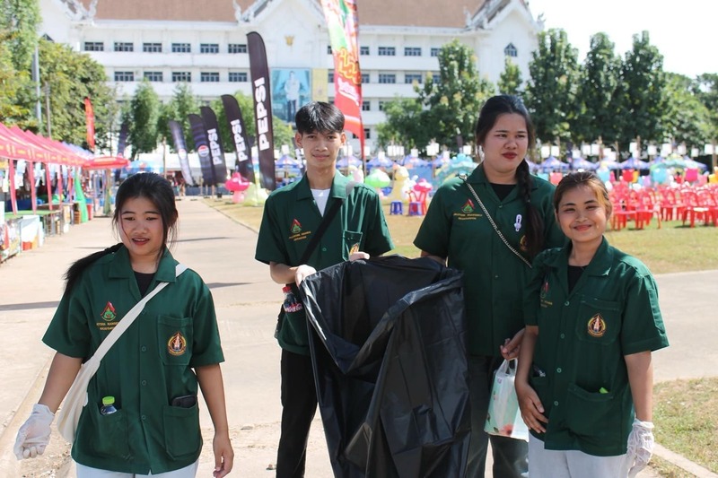 นักศึกษาจิตอาสา ม.นครพนม ร่วมจัดการขยะในเทศกาลไหลเรือไฟ