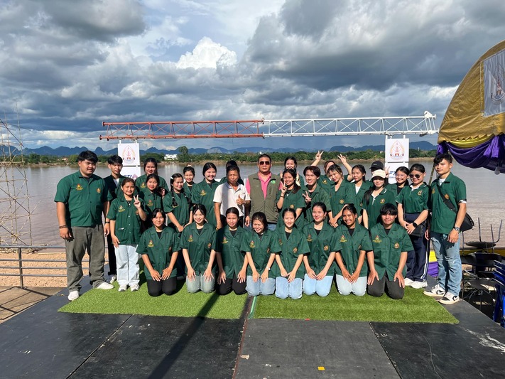 นักศึกษาจิตอาสา ม.นครพนม ร่วมจัดการขยะในเทศกาลไหลเรือไฟ