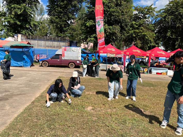 นักศึกษาจิตอาสา ม.นครพนม ร่วมจัดการขยะในเทศกาลไหลเรือไฟ