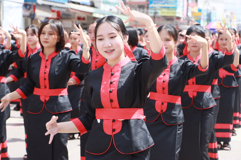 ม.นครพนม ร่วมพิธีอัญเชิญไฟพระฤกษ์ แห่ปราสาทผึ้ง ประเพณีออกพรรษาและไหลเรือไฟ ประจำปี 2567