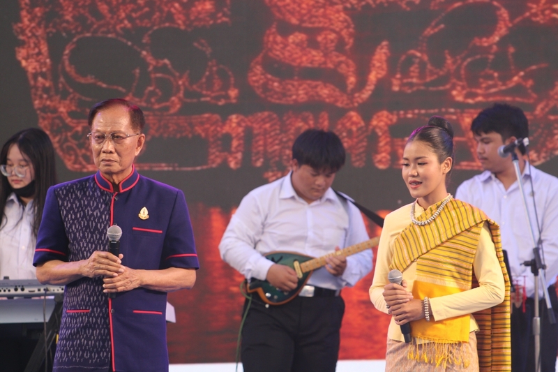 ม.นครพนม ร่วมพิธีเปิดงานมหกรรมไหลเรือไฟนครพนม ประจำปี 2567