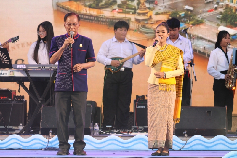 ม.นครพนม ร่วมพิธีเปิดงานมหกรรมไหลเรือไฟนครพนม ประจำปี 2567