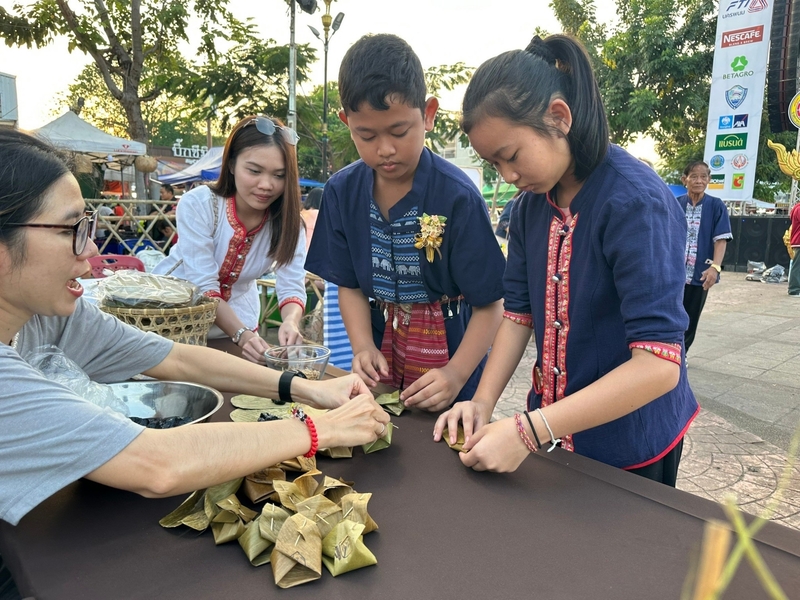 นักวิจัย ม.นครพนม จัดสาธิตการทำกะละแมโบราณ ชวนชิมเมนูอาหารถิ่นนครพนม ยลเรือไฟโบราณ งานประเพณีไหลเรือไฟ 2567