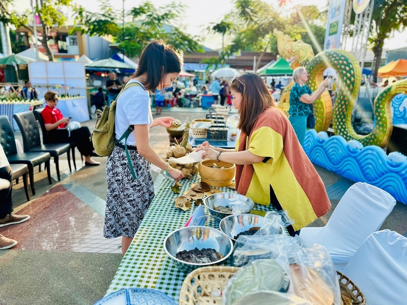 นักวิจัย ม.นครพนม จัดสาธิตการทำกะละแมโบราณ ชวนชิมเมนูอาหารถิ่นนครพนม ยลเรือไฟโบราณ งานประเพณีไหลเรือไฟ 2567