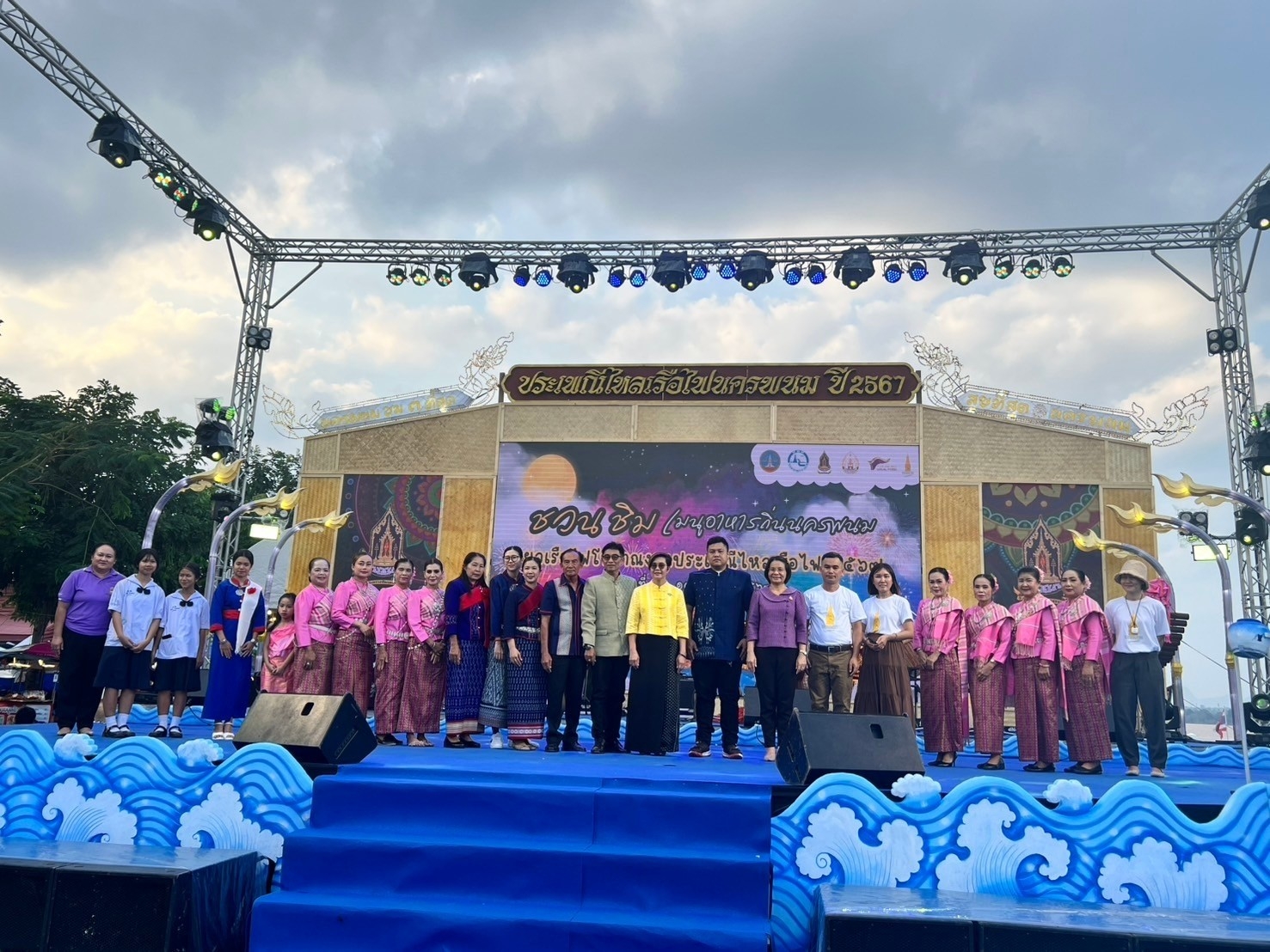 นักวิจัย ม.นครพนม จัดสาธิตการทำกะละแมโบราณ ชวนชิมเมนูอาหารถิ่นนครพนม ยลเรือไฟโบราณ งานประเพณีไหลเรือไฟ 2567