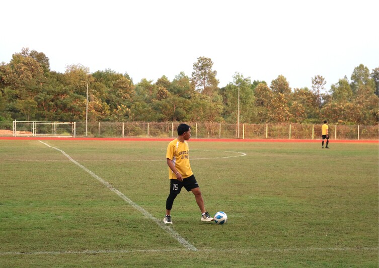 ม.นครพนม ร่วมเตะฟุตบอลเชื่อมความสัมพันธ์ระหว่างหน่วยงานราชการจังหวัดนครพนม