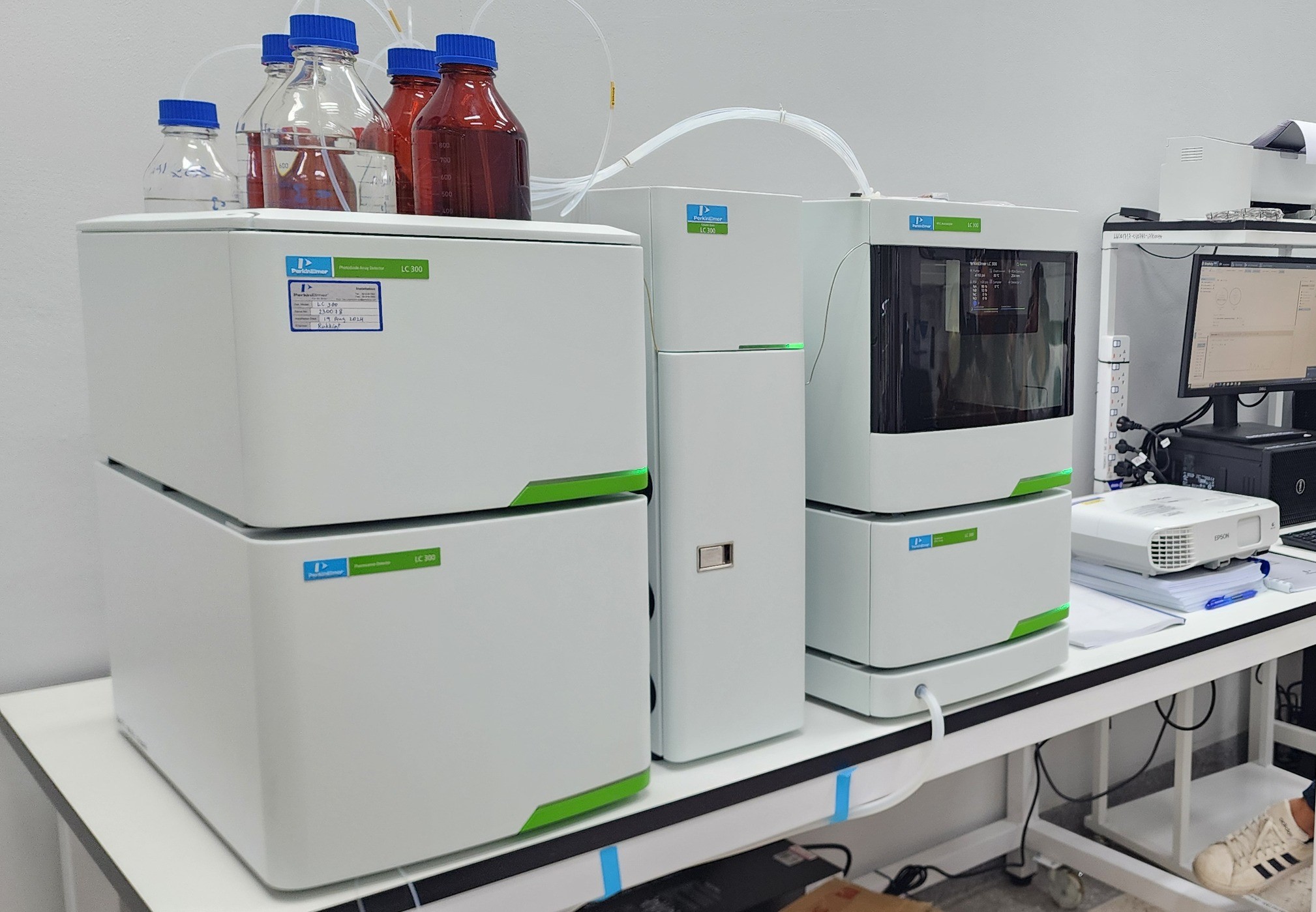 คณะวิทยาศาสตร์ ม.นครพนม จัดอบรมการใช้งานเครื่อง HPLC และ Preperative LC (The Faculty of Science at Nakhon Phanom University organized training on the use of HPLC and Preparative LC machines.)
