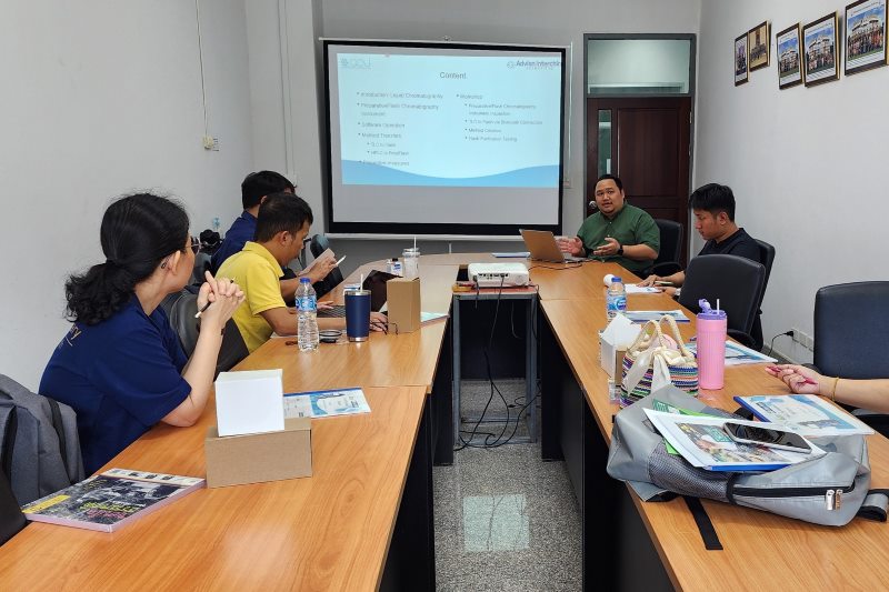 คณะวิทยาศาสตร์ ม.นครพนม จัดอบรมการใช้งานเครื่อง HPLC และ Preperative LC (The Faculty of Science at Nakhon Phanom University organized training on the use of HPLC and Preparative LC machines.)
