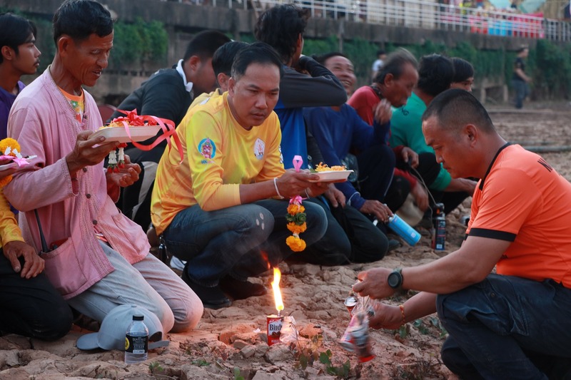 ม.นครพนม จัดไหลเรือไฟโชว์ สืบสานภูมิปัญญาประเพณีไหลเรือไฟ เฉลิมฉลองจุดพลุ 19 ดอก 19 ปี มหาวิทยาลัย