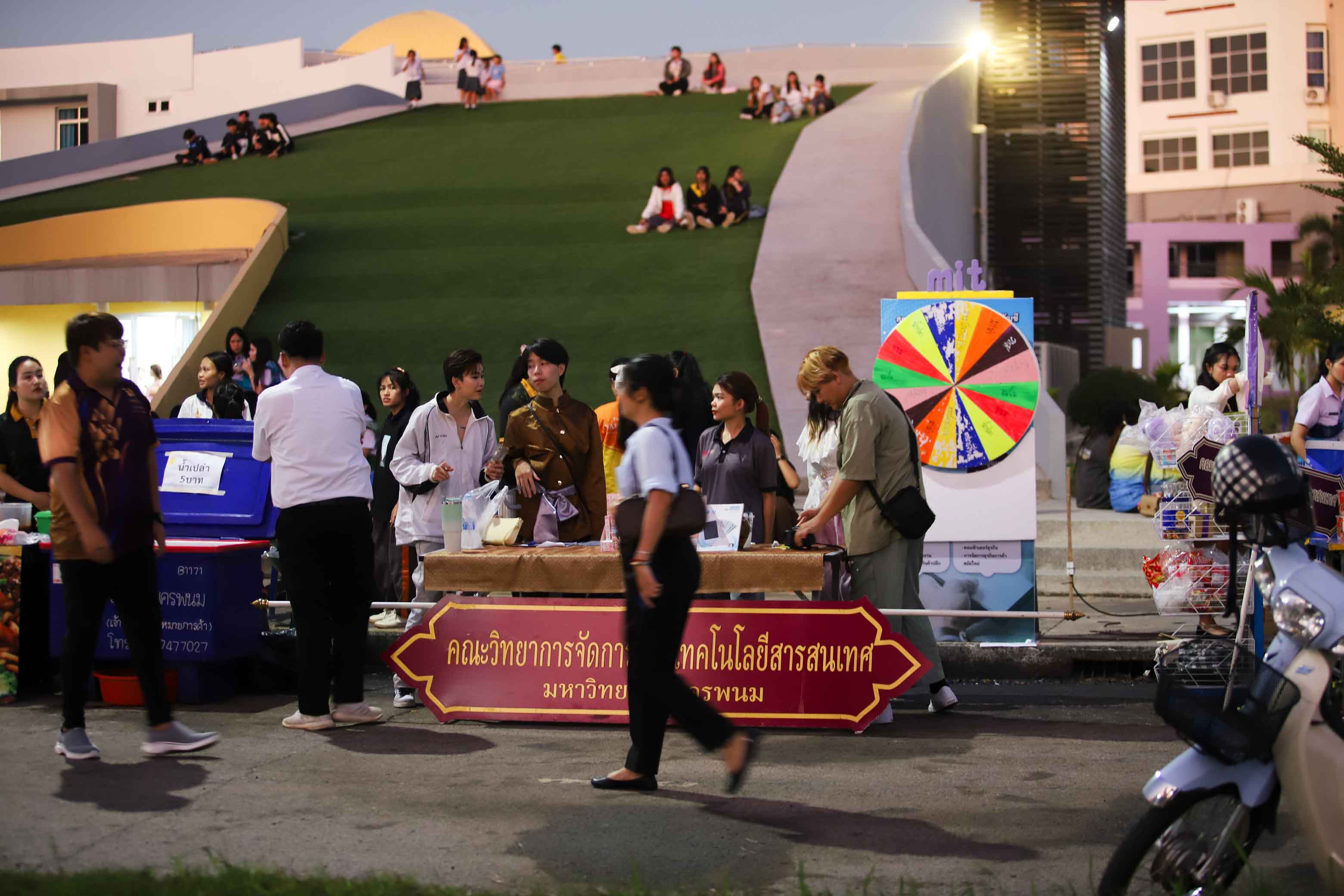 ม.นครพนม สมมานทีธาร สืบสานงานประเพณีวันลอยกระทง ประจำปี 2567