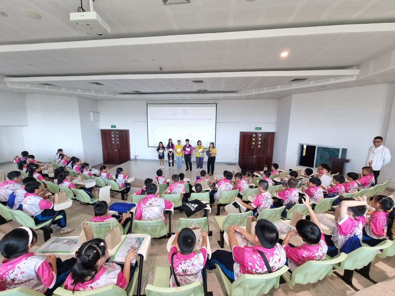 คณะวิทยาศาสตร์ ม.นครพนม จัดโครงการส่งเสริมและพัฒนาอัจฉริยภาพทางวิทยาศาสตร์นักเรียนชั้นประถมศึกษาปีที่ 2-5 โครงการห้องเรียนพิเศษ SC และ MEP โรงเรียนอนุบาลนครพนม ปีการศึกษา 2567 วันที่ 16-17 พฤศจิกายน 2567