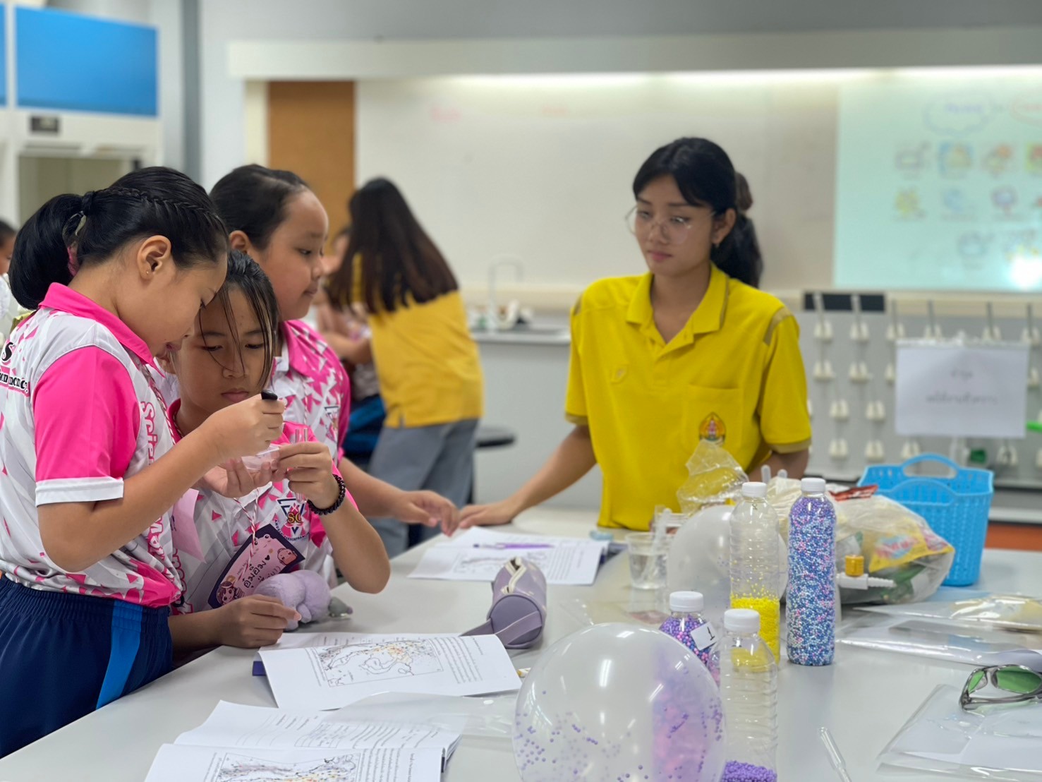 คณะวิทยาศาสตร์ ม.นครพนม จัดโครงการส่งเสริมและพัฒนาอัจฉริยภาพทางวิทยาศาสตร์นักเรียนชั้นประถมศึกษาปีที่ 2-5 โครงการห้องเรียนพิเศษ SC และ MEP โรงเรียนอนุบาลนครพนม ปีการศึกษา 2567 วันที่ 16-17 พฤศจิกายน 2567