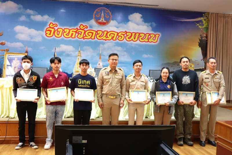 นักศึกษา ม.นครพนม เข้ารับรางวัลการประกวดภาพถ่ายงานประเพณีไหลเรือไฟ จังหวัดนครพนม ประจำปี 2567