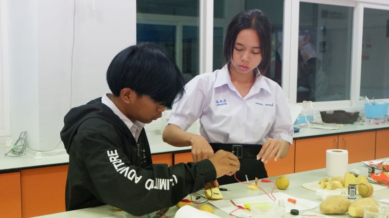 คณะวิทยาศาสตร์ จัดกิจกรรมส่งเสริมและพัฒนาทักษะการปฏิบัติการด้านวิทยาศาสตร์นักเรียนระดับมัธยมศึกษาตอนปลาย ประจำปีการศึกษา 2567 โรงเรียนนาคำราษฎร์รังสรรค์