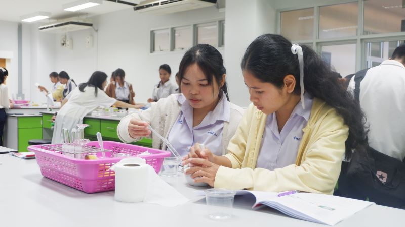 คณะวิทยาศาสตร์ จัดกิจกรรมส่งเสริมและพัฒนาทักษะการปฏิบัติการด้านวิทยาศาสตร์นักเรียนระดับมัธยมศึกษาตอนปลาย ประจำปีการศึกษา 2567 โรงเรียนนาคำราษฎร์รังสรรค์