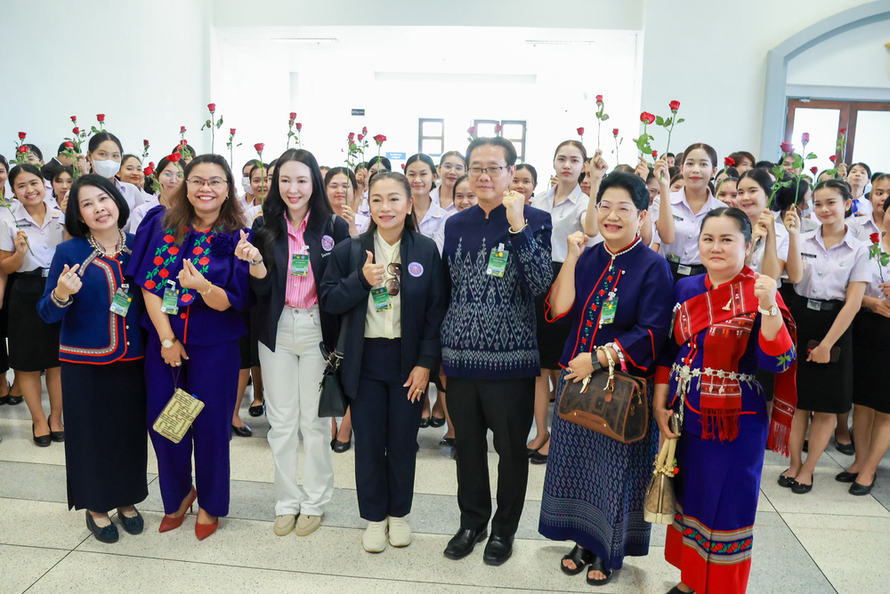 ม.นครพนม ร่วมต้อนรับนายกรัฐมนตรี ในโอกาสประชุม ครม.สัญจร ณ จังหวัดนครพนม พร้อมเสนอแผนจัดตั้งคณะแพทยศาสตร์