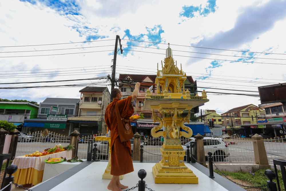 มหาวิทยาลัยนครพนม จัดพิธีย้ายศาลพระภูมิเจ้าที่ ณ คณะแพทยศาสตร์ เขตพื้นที่ดิจิทัล (DC)