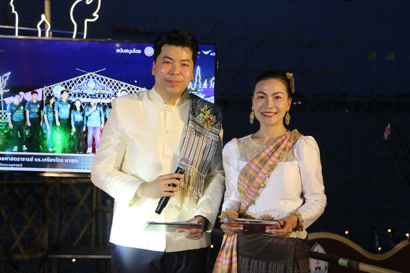 ต้อนรับประธานรัฐสภา พร้อมคณะ เยี่ยมชมซุ้มเรือไฟ ร่วมจุดตะเกียงสืบสานประเพณีไหลเรือไฟนครพนม 2569