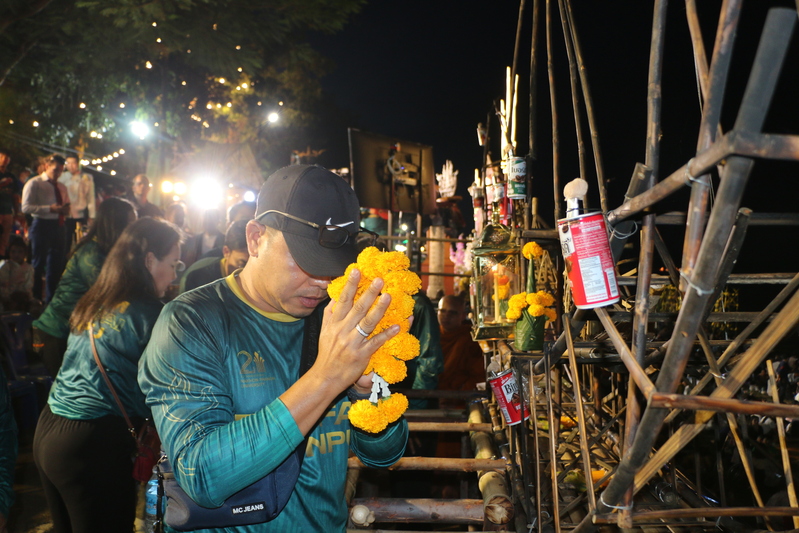 ต้อนรับประธานรัฐสภา พร้อมคณะ เยี่ยมชมซุ้มเรือไฟ ร่วมจุดตะเกียงสืบสานประเพณีไหลเรือไฟนครพนม 2569