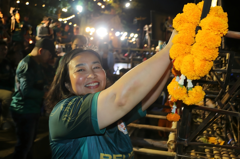 ต้อนรับประธานรัฐสภา พร้อมคณะ เยี่ยมชมซุ้มเรือไฟ ร่วมจุดตะเกียงสืบสานประเพณีไหลเรือไฟนครพนม 2569